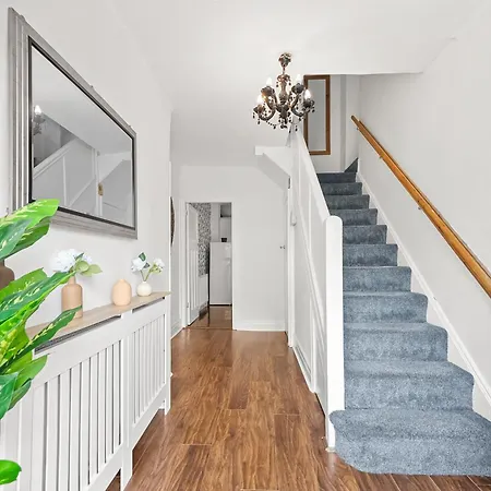 Modern & Spacious 4-bedroom In Crumpsall Apartman