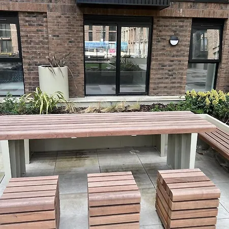 Sleeps 3 - Garden And Parking - Near Old Trafford Manchester
