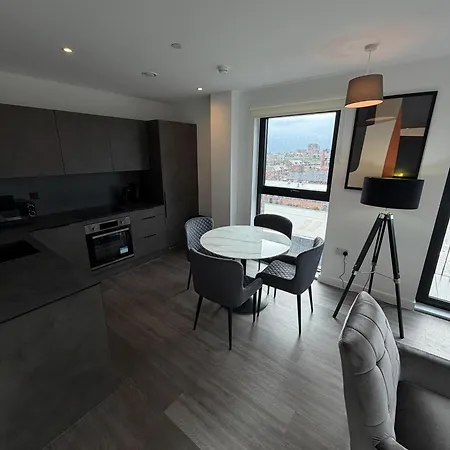 Spacious 2 Bedroom With Balcony Near Mediacity Uk * Manchester