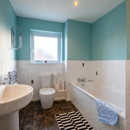 3-bed Salford Home, Free Parking & Wi-fi شقة *