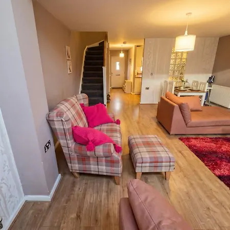 شقة 3-bed Salford Home, Free Parking & Wi-fi مانشستر