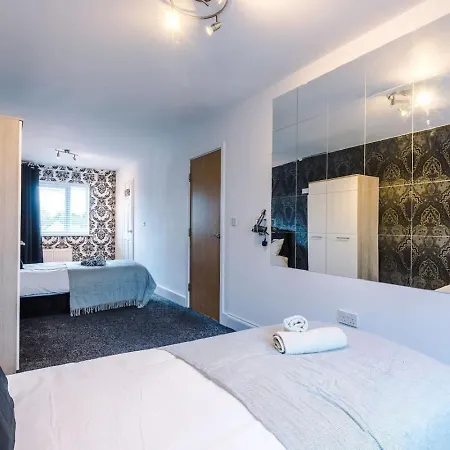 Salford 4 Bed House - Free Parking - Sleeps 7 Διαμέρισμα Μάντσεστερ
