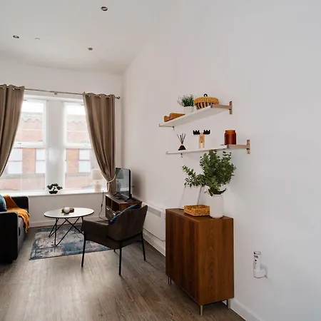 Spacious & Modern 1bed Nr Etihad Stadium شقة *