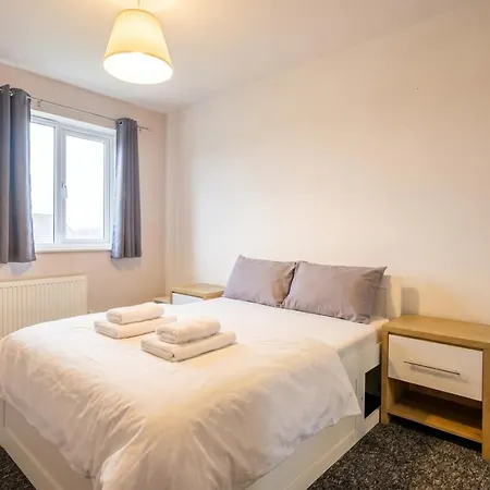 3-bed Salford Home, Free Parking & Wi-fi شقة مانشستر