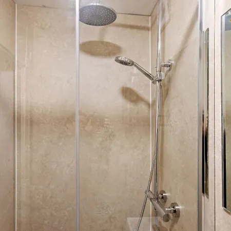 Modern 4 Bedroom House For 9 Guests With Free Parking By The Cosy Corner Nationwide *