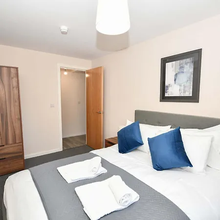 Bright & Spacious 2 Bed In شقة