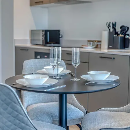 View - Free Parking - Near Salford Royal