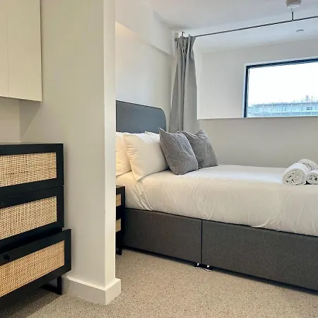 Cute 1 Bed Duplex With Balcony *