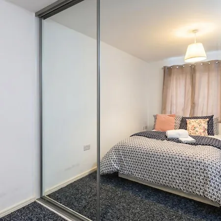3-bed Salford Home, Free Parking & Wi-fi شقة *