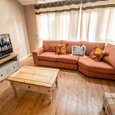3-bed Salford Home, Free Parking & Wi-fi