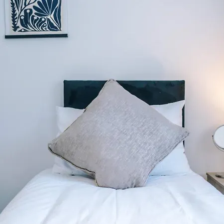 Salford 4 Bed House - Free Parking - Sleeps 7 * Manchester