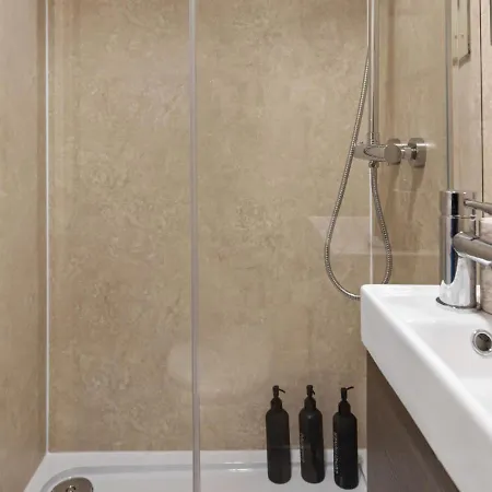 Modern 4 Bedroom House For 9 Guests With Free Parking By The Cosy Corner Nationwide Manchester