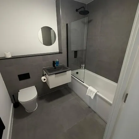 Spacious 2 Bedroom With Balcony Near Mediacity Uk شقة