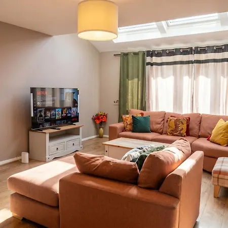 شقة 3-bed Salford Home, Free Parking & Wi-fi *
