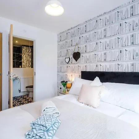 Διαμέρισμα Salford 4 Bed House - Free Parking - Sleeps 7 Μάντσεστερ
