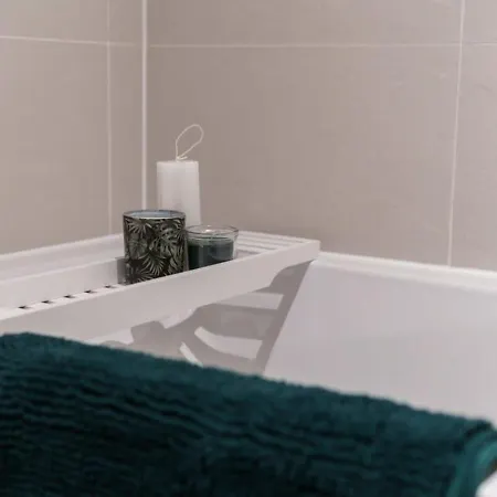 2 Bed With Wifi - Sleeps 4 *