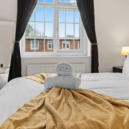 Modern 4 Bedroom House For 9 Guests With Free Parking By The Cosy Corner Nationwide
