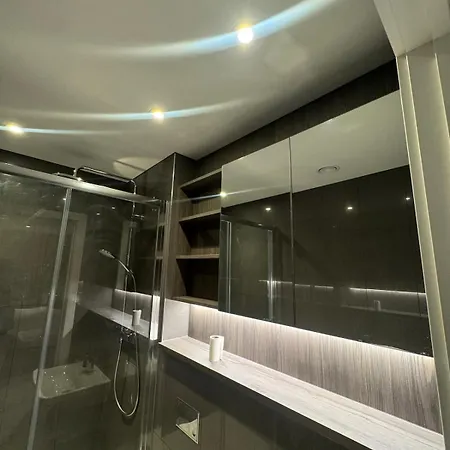 2 Bed Centre شقة *