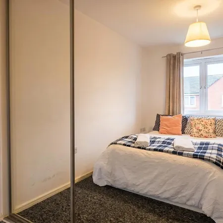 3-bed Salford Home, Free Parking & Wi-fi