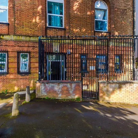 The Pendleton, Salford, 3-bed Apartment, Free Parking, 3 Mins To By Kammili *