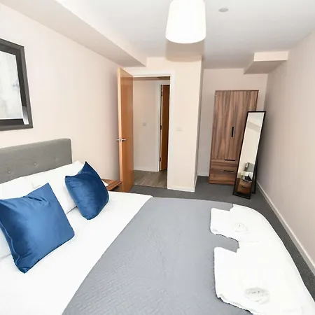 Bright & Spacious 2 Bed In *