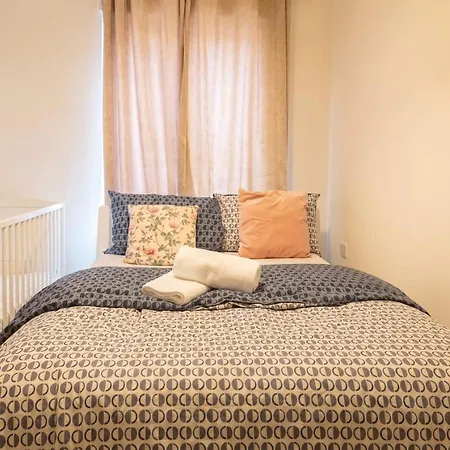 3-bed Salford Home, Free Parking & Wi-fi * مانشستر