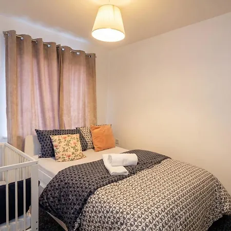 3-bed Salford Home, Free Parking & Wi-fi