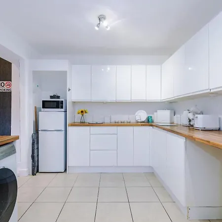 Salford 4 Bed House - Free Parking - Sleeps 7