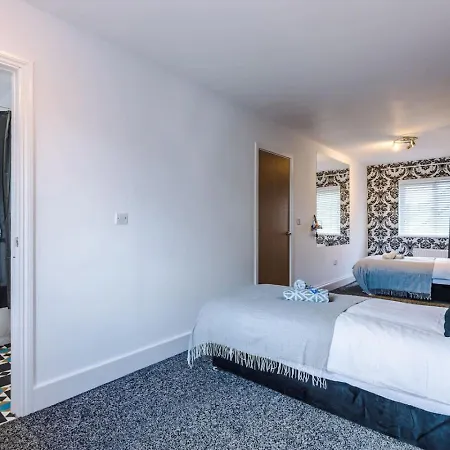 Salford 4 Bed House - Free Parking - Sleeps 7