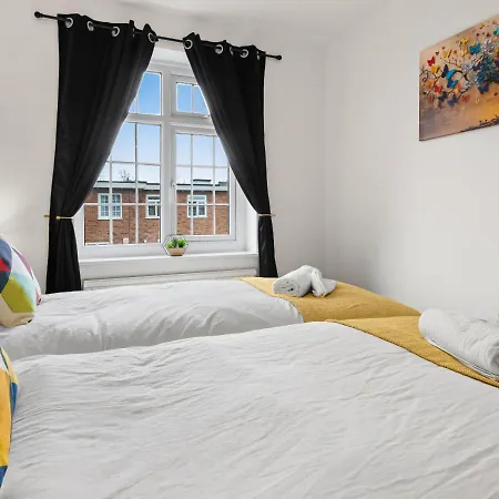 Modern 4 Bedroom House For 9 Guests With Free Parking By The Cosy Corner Nationwide Appartement *