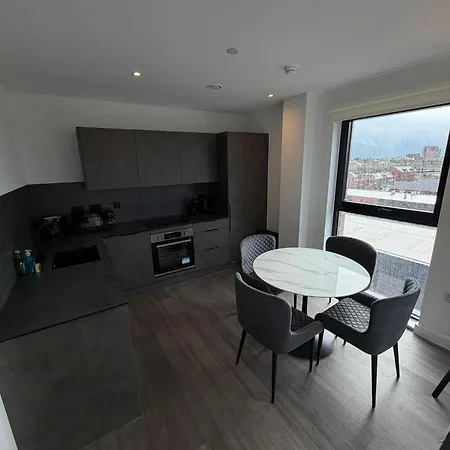 Spacious 2 Bedroom With Balcony Near Mediacity Uk *