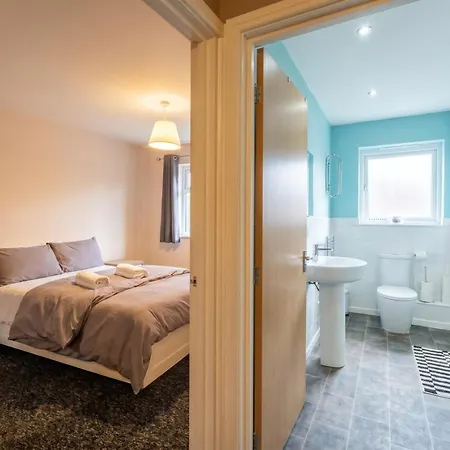 3-bed Salford Home, Free Parking & Wi-fi شقة *
