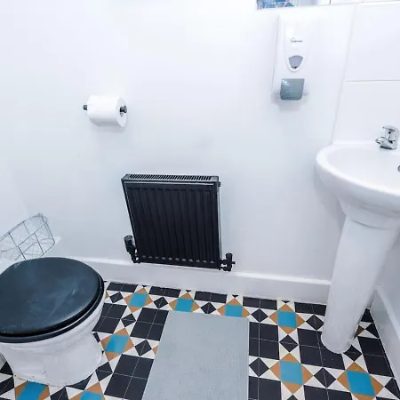 Salford 4 Bed House - Free Parking - Sleeps 7 Διαμέρισμα