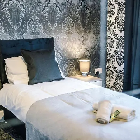 Salford 4 Bed House - Free Parking - Sleeps 7 * Μάντσεστερ