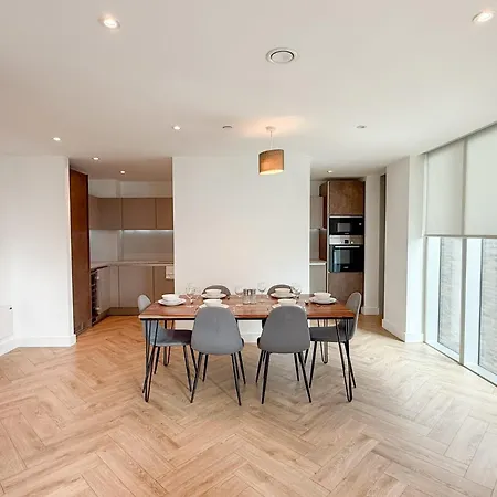Sleek Modern In The Heart Of Salford *