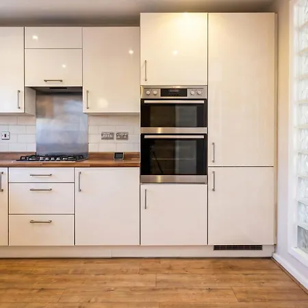 3-bed Salford Home, Free Parking & Wi-fi شقة *