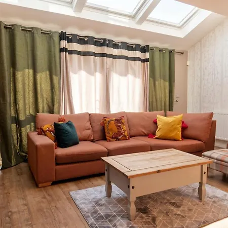 3-bed Salford Home, Free Parking & Wi-fi مانشستر