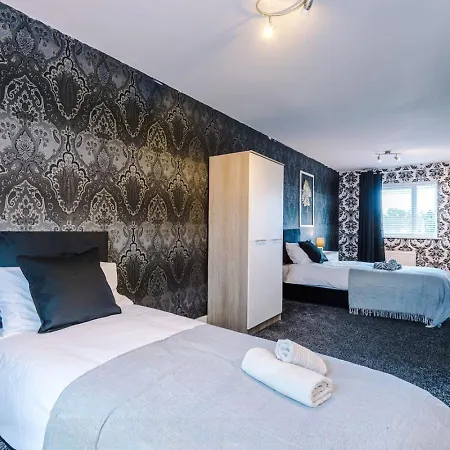 Salford 4 Bed House - Free Parking - Sleeps 7 *