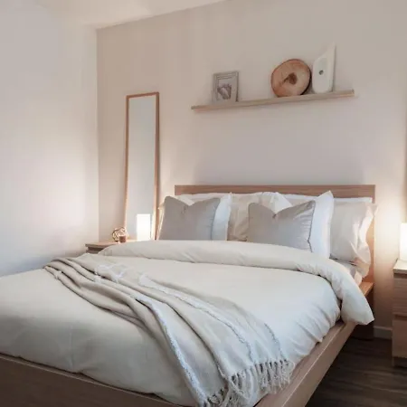 2 Bed With Wifi - Sleeps 4 Apartmán