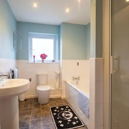 شقة 3-bed Salford Home, Free Parking & Wi-fi مانشستر