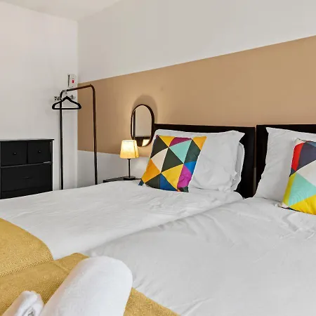 Modern 4 Bedroom House For 9 Guests With Free Parking By The Cosy Corner Nationwide *