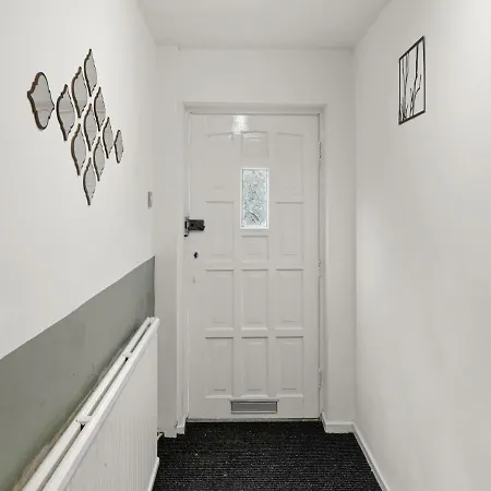 Modern 4 Bedroom House For 9 Guests With Free Parking By The Cosy Corner Nationwide Appartement