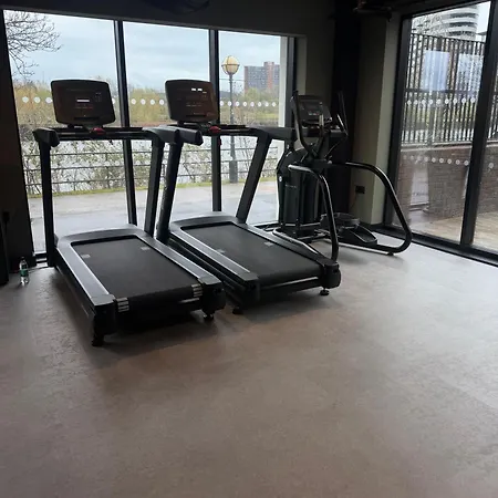 Spacious 2 Bedroom With Balcony Near Mediacity Uk شقة مانشستر