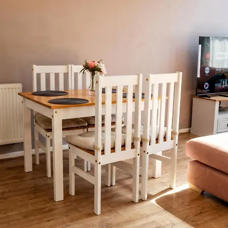 3-bed Salford Home, Free Parking & Wi-fi * مانشستر
