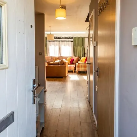 3-bed Salford Home, Free Parking & Wi-fi