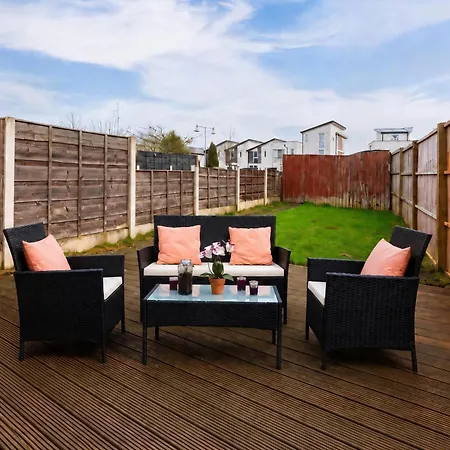 Spacious 3 Bedroom House For Single & Group Upto 10 Guests And Free Parking For 3 Cars