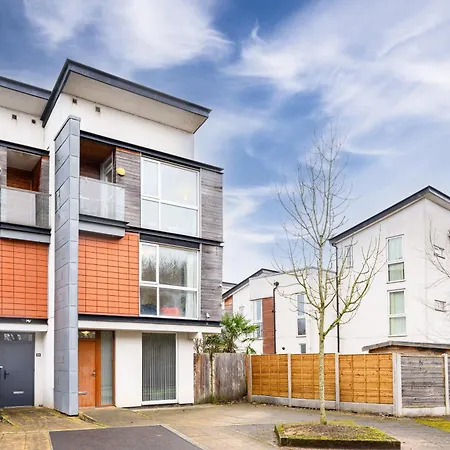 Spacious 3 Bedroom House For Single & Group Upto 10 Guests And Free Parking For 3 Cars * Manchester