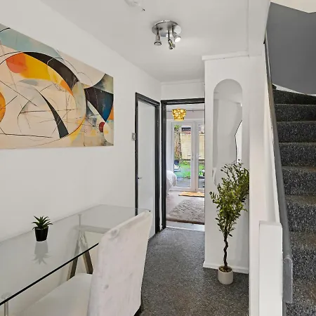 Modern 4 Bedroom House For 9 Guests With Free Parking By The Cosy Corner Nationwide Manchester