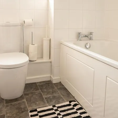 3-bed Salford Home, Free Parking & Wi-fi شقة *