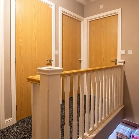 3-bed Salford Home, Free Parking & Wi-fi شقة *